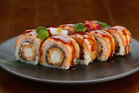 Ролл №18 с опаленным лососем, индийской креветкой темпура