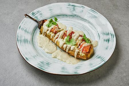 Печеный баклажан с томатами в ореховом соусе с сыром сулугуни и зеленью