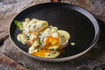 Яйцо пашот с лососем