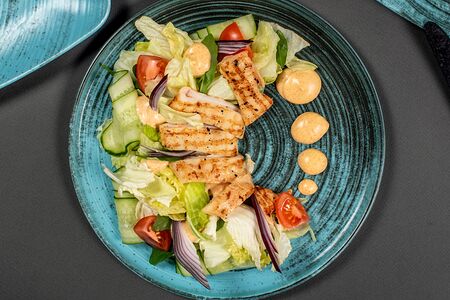 Салат с кальмарами гриль