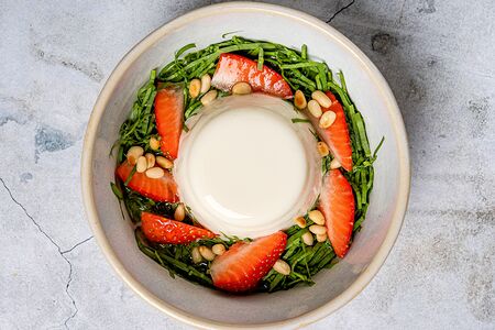 Панна-котта с щавелевым муссом