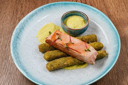 Тунец с палочками из цукини