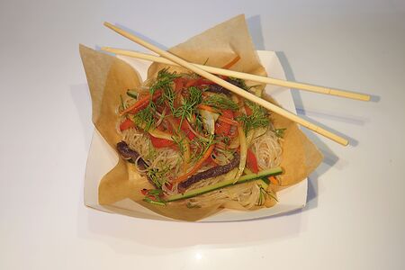 Лапша фунчоза с овощами и говядиной