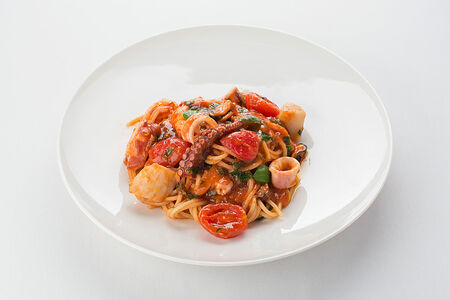 Спагетти с морепродуктами и томатами даттерини