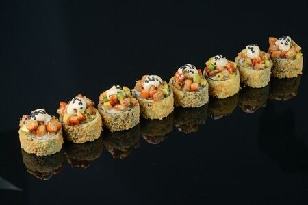 Жареный ролл с угрем и авокадо