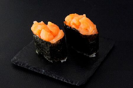 Гункан с лососем