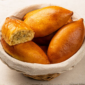 Пирожок с капустой и яйцом