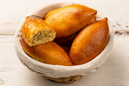 Пирожок с капустой и яйцом