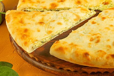 Пирог с сыром и зеленым луком