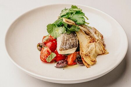 Мурманская треска с артишоками и томатами