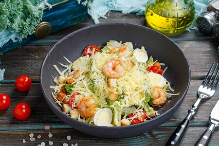 Цезарь с тигровыми креветками