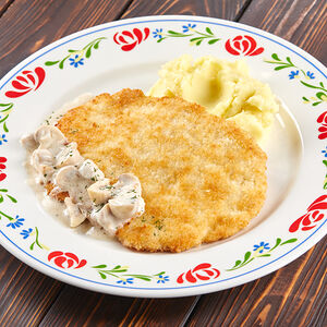 Шницель с грибным соусом с картофельным пюре