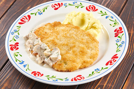 Шницель с грибным соусом с картофельным пюре