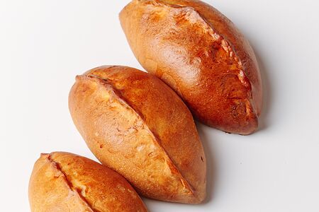 Пирожок с луком и яйцом