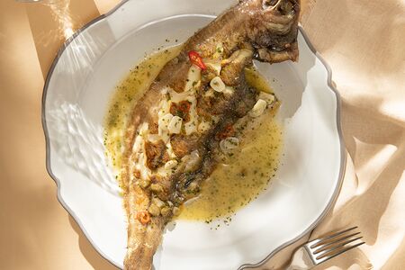 Камбала с огня, каперсы, чеснок и чили