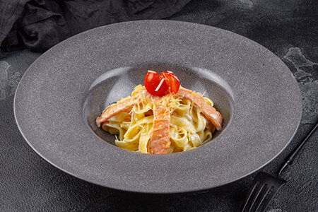 Феттуччине с лососем в сливочном соусе