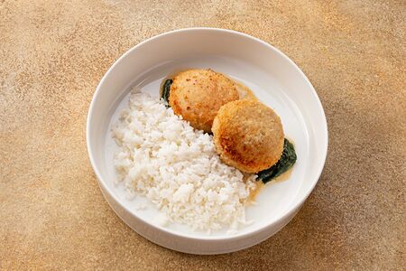 Куриные котлеты с рисом и соусом