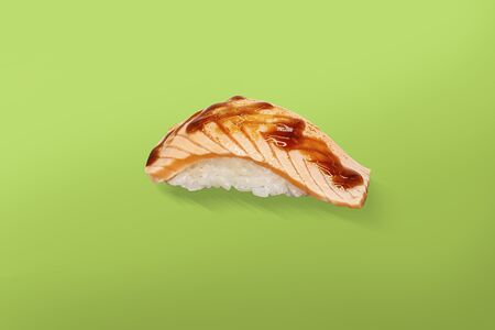 Нигири Обожженный лосось с цитрусовым соусом