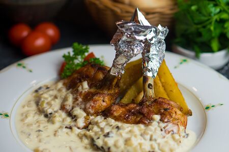 Куриные бедрышки под сливочно-грибным соусом