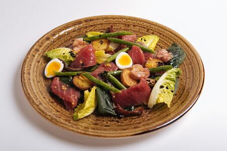 Салат Нисуаз с маринованным тунцом