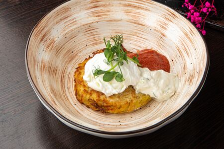 Яйцо пашот на картофельном дранике