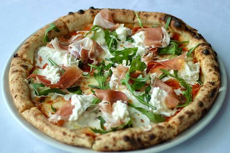 Пицца с Пармским окороком и страчателлой