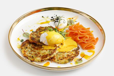 Картофельные драники со слабосоленым лососем и цукини