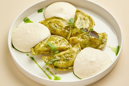 С цыпленкои и соусом песто