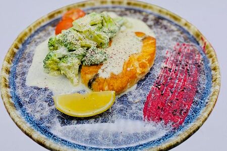 Лосось в сливочном соусе с брокколи