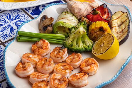 Дюжина тигровых креветок фламбе