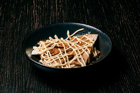 Чипсы домашние с сырным соусом