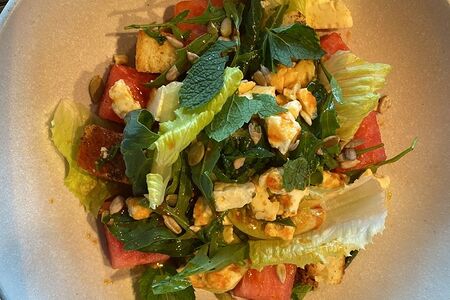 Салат с арбузом, греческим сыром и соусом кимчи