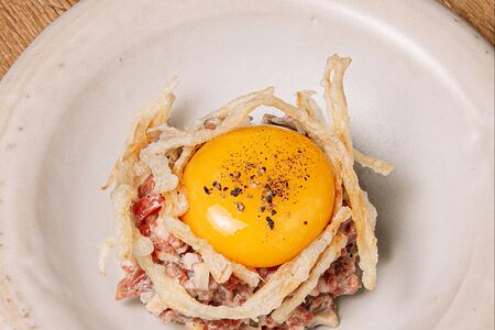 Тартар мраморная говядина, шиитаке, эноки, маринованный желток