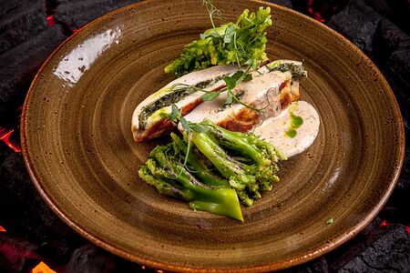 Куриная грудка со шпинатом и сулугуни