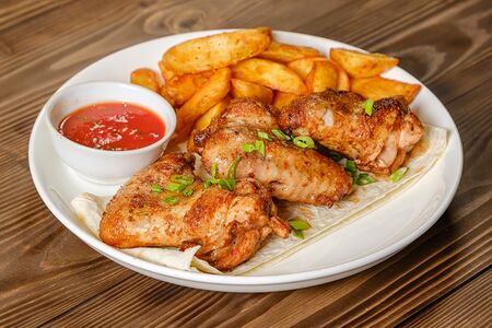 Куриные крылья и картофель по-деревенски