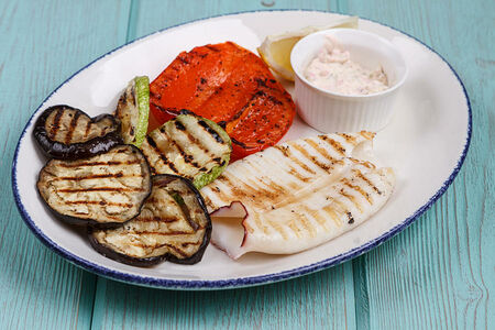 Кальмары гриль с овощами