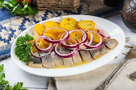 Сельдь с отварным картофелем
