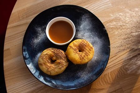 Пончики из яблок с соленой карамелью