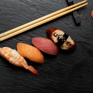 Суши с лососем