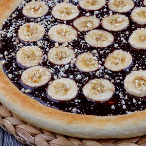 Сладкая пицца с шоколадом, бананом и сыром фета