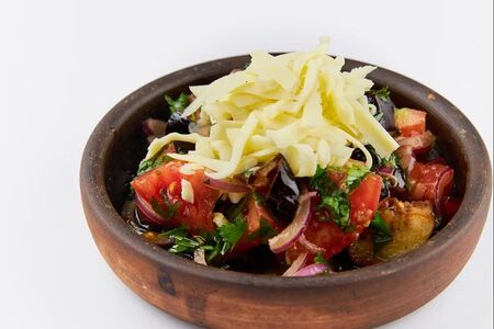 Салат с хрустящими баклажанами и сыром