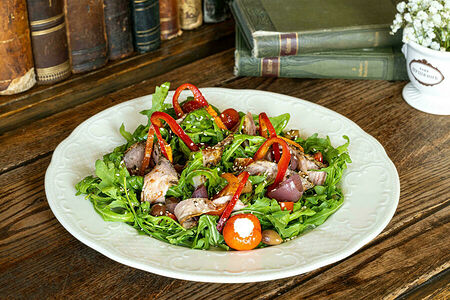 Салат с рукколой на восточный манер