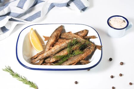 Корюшка жареная с соусом тартар и лимоном