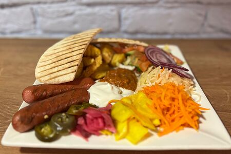 Хот-дог на тарелке