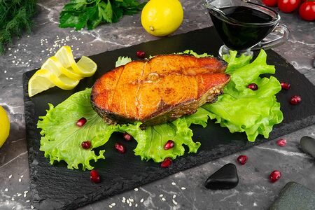 Стейк из лосося и соус наршараб