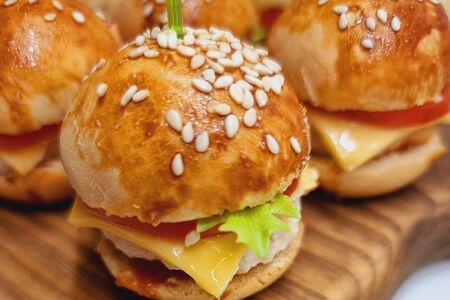 Бургер мини с котлеткой из куриного филе
