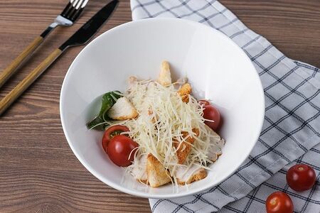 Салат Цезарь с куриной грудкой