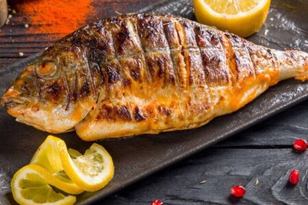 Дорадо целая на углях