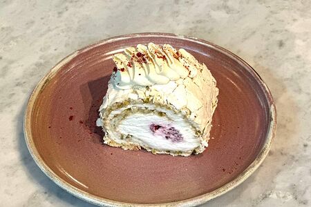 Фисташковый рулет с малиной