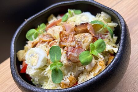 Цезарь с курицей и беконом